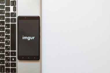 Imgur logo üstünde smartphone perde