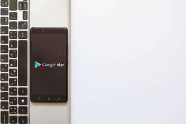 Google logosu smartphone ekranda oynamak
