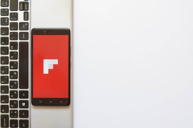 Flipboard logo üstünde smartphone perde