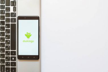Duolingo logo üstünde smartphone perde