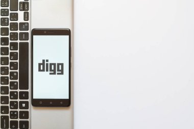 Digg logo üstünde smartphone perde
