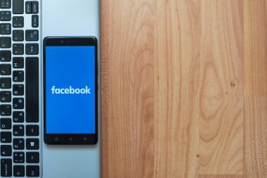 Facebook logosuna smartphone