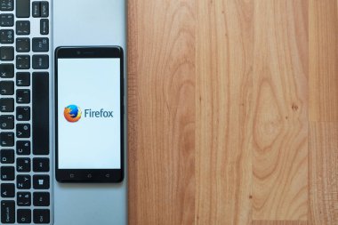 Smartphone cep telefonu ile Mozilla Firefox logosu
