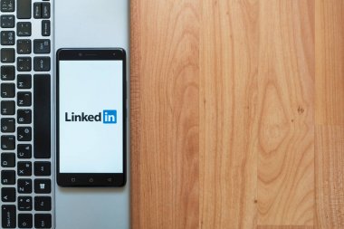 Smartphone logosuna LinkedIn