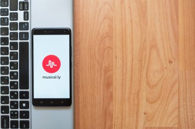 Musical.ly logo smartphone cep telefonu ile