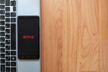 Netflix logo smartphone cep telefonu ile