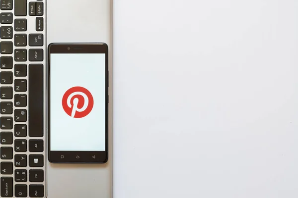 Logotipo do Pinterest na tela do smartphone — Fotografia de Stock