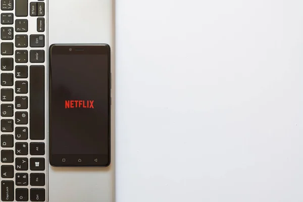 Logo de Netflix en la pantalla del teléfono inteligente — Foto de Stock