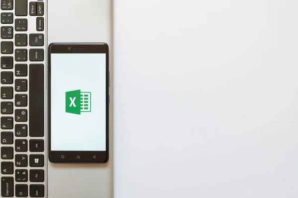 Microsoft office excel logo üstünde smartphone perde — Stok fotoğraf
