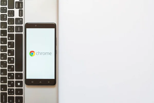 Logo Googe cromo en la pantalla del teléfono inteligente — Foto de Stock