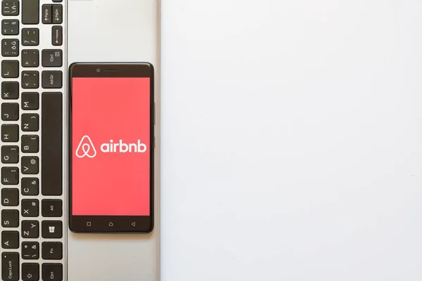 Airbnb logo op smartphone scherm — Stockfoto