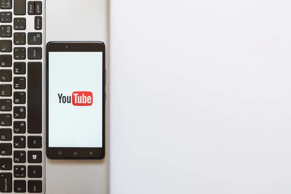 Logo de Youtube en la pantalla del smartphone — Foto de Stock