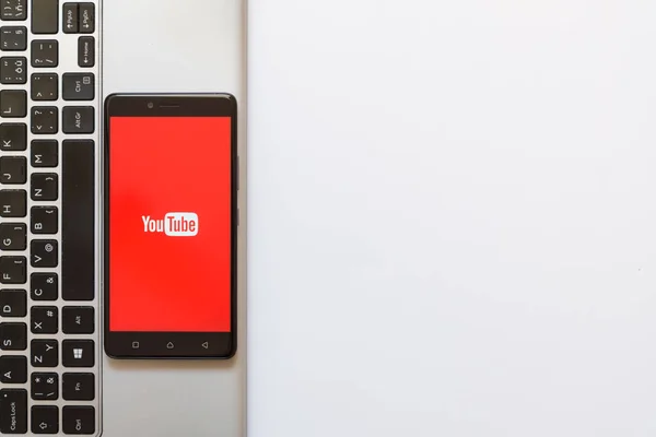 Logotipo do YouTube na tela do smartphone — Fotografia de Stock