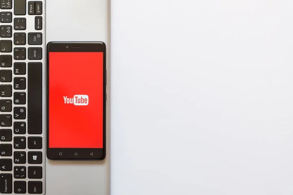 YouTube logo üstünde smartphone perde