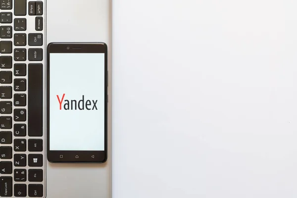 Логотип Яндекса на экране смартфона — стоковое фото