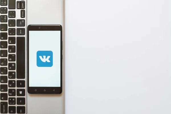 智能手机屏幕上 Vkontakte 徽标 — 图库照片