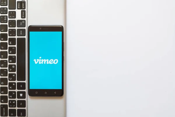 Logotipo Vimeo na tela do smartphone — Fotografia de Stock