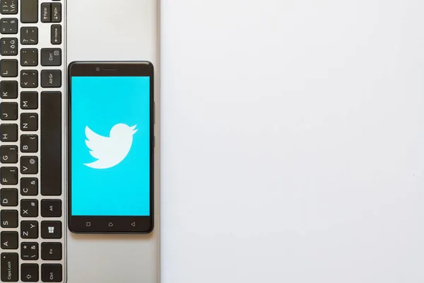 Logo Twitter sur l'écran du smartphone — Photo