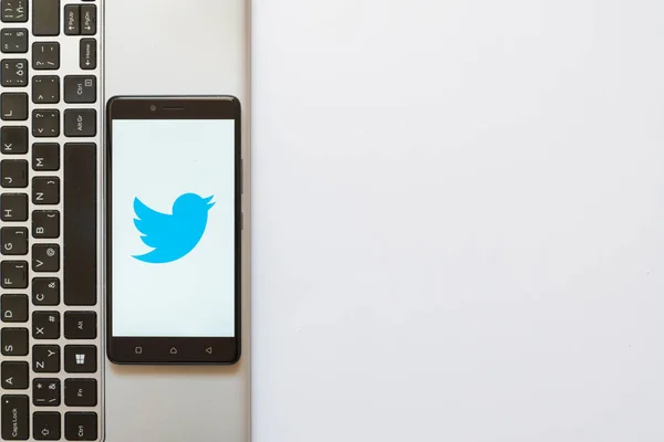 Logo Twitter sur l'écran du smartphone — Photo
