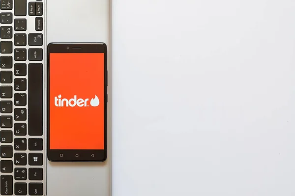 Tinder logo op smartphone scherm — Stockfoto