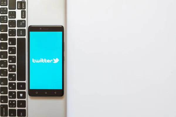 Logo Twitter sur l'écran du smartphone — Photo