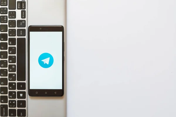 Logo telegram pada layar smartphone — Stok Foto