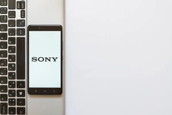 Sony logo üstünde smartphone perde — Stok fotoğraf