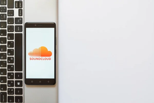 Logo de Soundcloud en la pantalla del teléfono inteligente — Foto de Stock