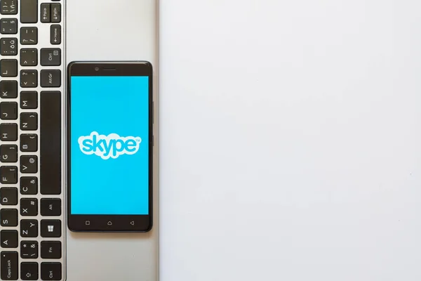 Logo de Skype en la pantalla del smartphone — Foto de Stock
