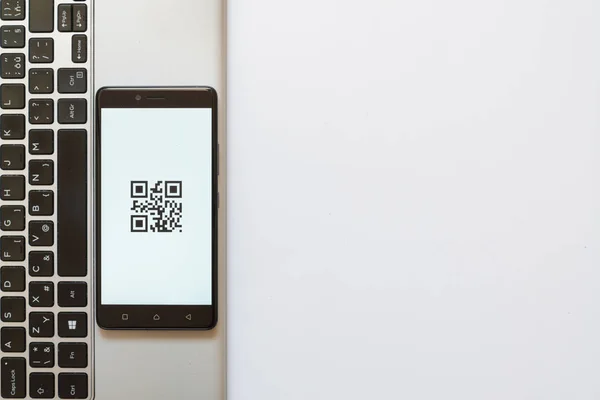 Logotipo do código QR na tela do smartphone — Fotografia de Stock