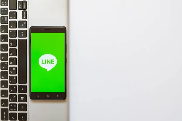 Linka logo na obrazovce chytrého telefonu — Stock fotografie
