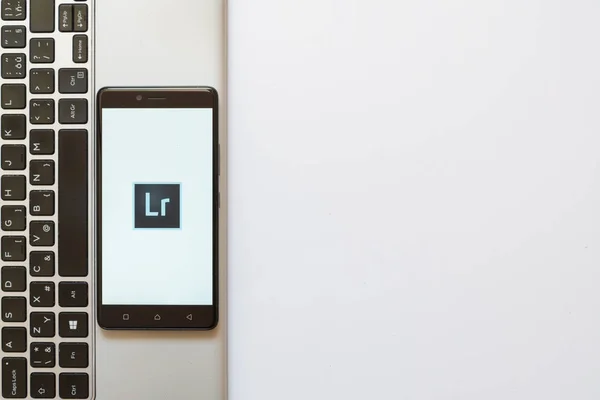 Logo de Adobe Photoshop lightroom en la pantalla del teléfono inteligente — Foto de Stock
