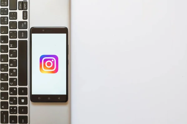 Instagram logo üstünde smartphone perde — Stok fotoğraf