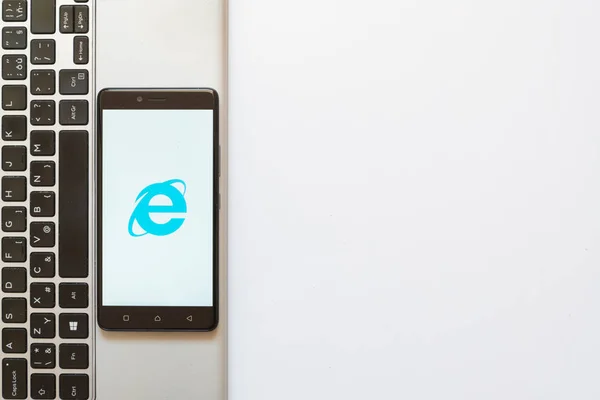 Логотип Internet Explorer на экране смартфона — стоковое фото