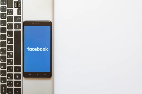 Логотип Facebook на экране смартфона — стоковое фото
