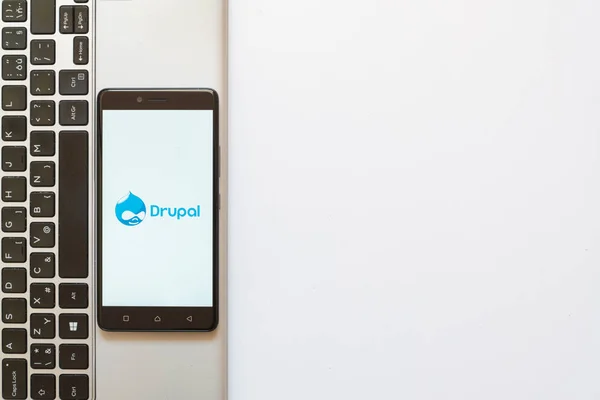 Drupal logo na ekranie smartfonu — Zdjęcie stockowe