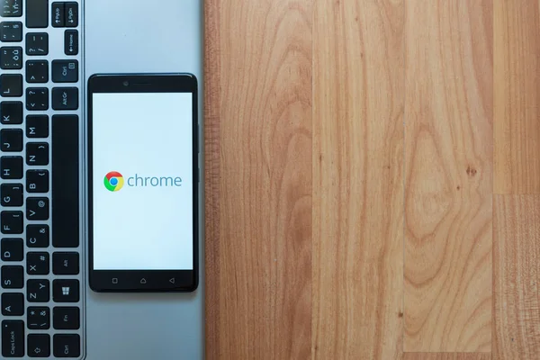 Google chrome logo na smartphone — Zdjęcie stockowe