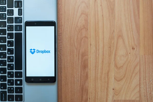 Logo Dropbox na smartphone — Zdjęcie stockowe