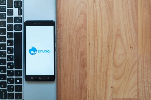 Logo Drupal en el teléfono inteligente — Foto de Stock