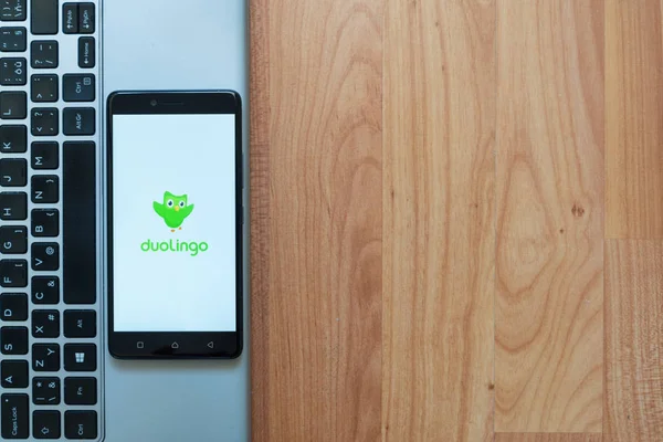 Duolingo logo na smartphone — Stock fotografie