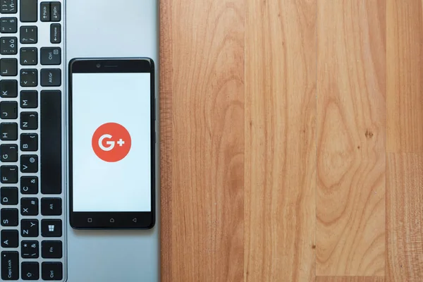 Логотип Google + на смартфоне — стоковое фото