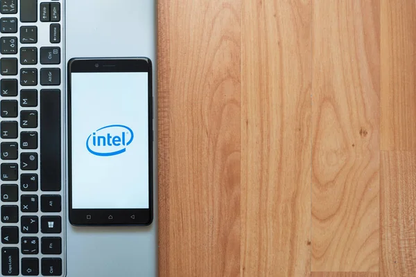 Логотип Intel на смартфоне — стоковое фото