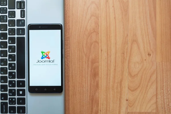 Логотип Joomla на смартфоне — стоковое фото