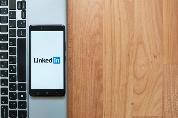Smartphone logosuna LinkedIn