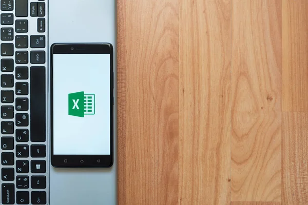 Логотип Microsoft Office Excel на смартфоне — стоковое фото