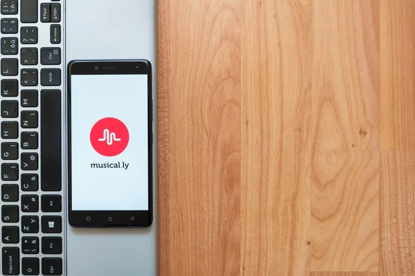 Musical.ly logo smartphone cep telefonu ile
