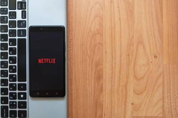 Logo de Netflix en el teléfono inteligente — Foto de Stock