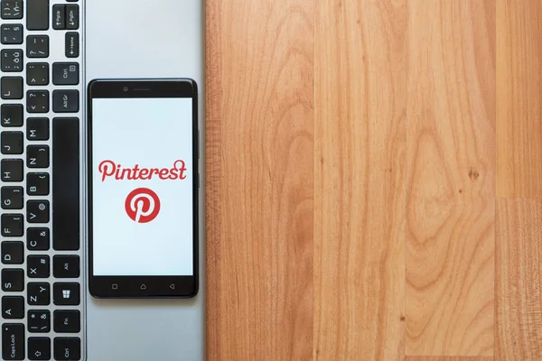 Pinterest logo op smartphone — Stockfoto