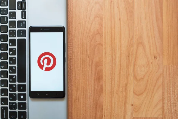 Logotipo Pinterest no smartphone — Fotografia de Stock