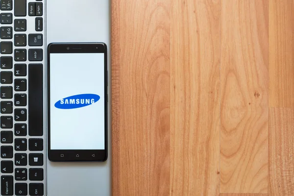 Логотип Samsung на смартфоне — стоковое фото